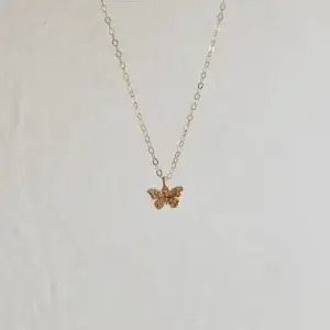 Joli collier dorée en forme de papillon