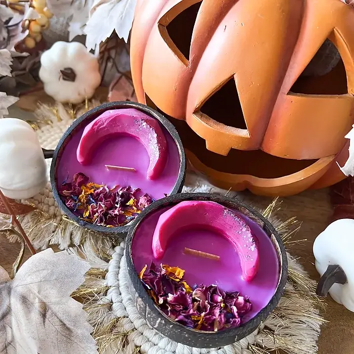 Candle. Bougie magique violette avec des fleurs