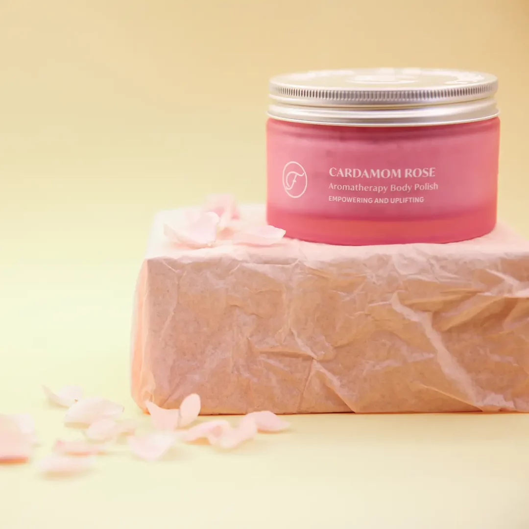 Gommage corporel à la rose et à la cardamome