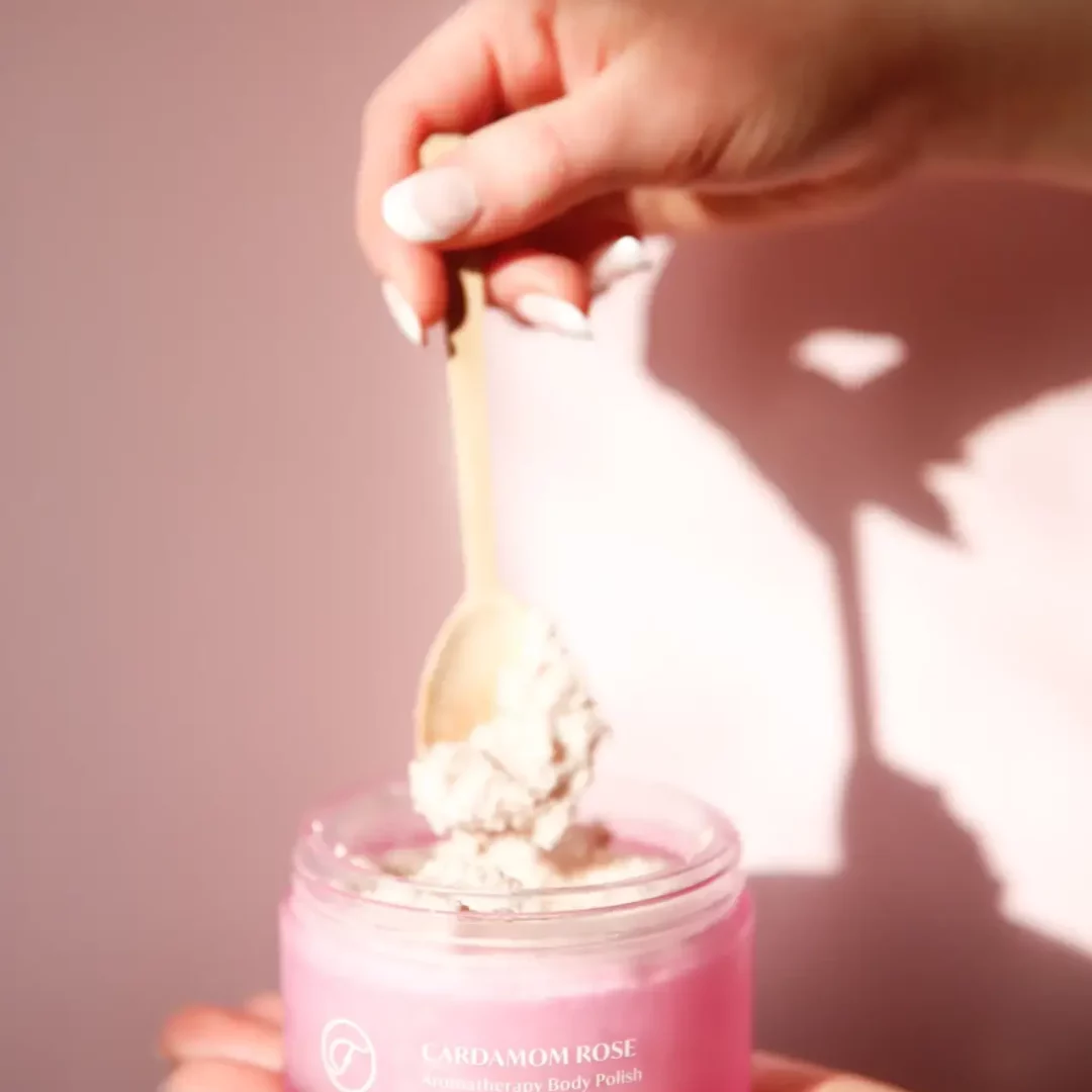 Gommage corporel à la rose et à la cardamome