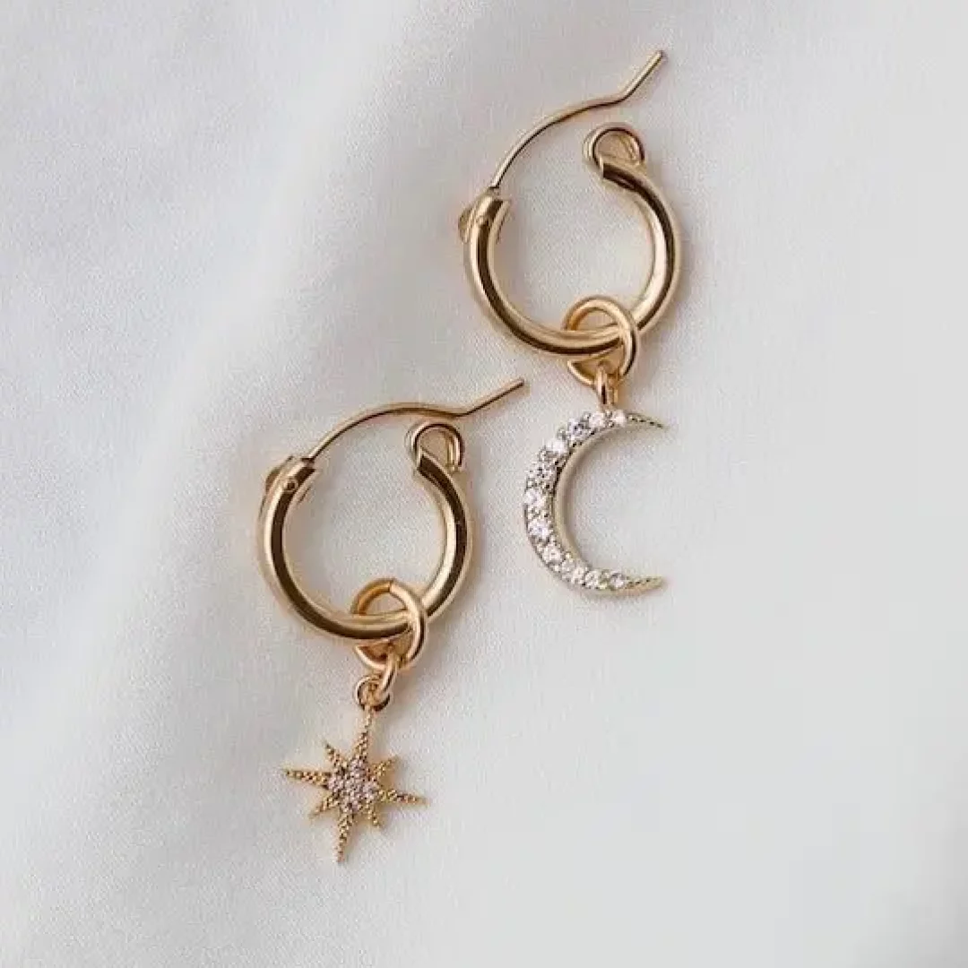 créoles en or 14 carats ornées d'étoiles et de lunes scintillantes en zircone cubique : Un éclat céleste pour illuminer votre style !