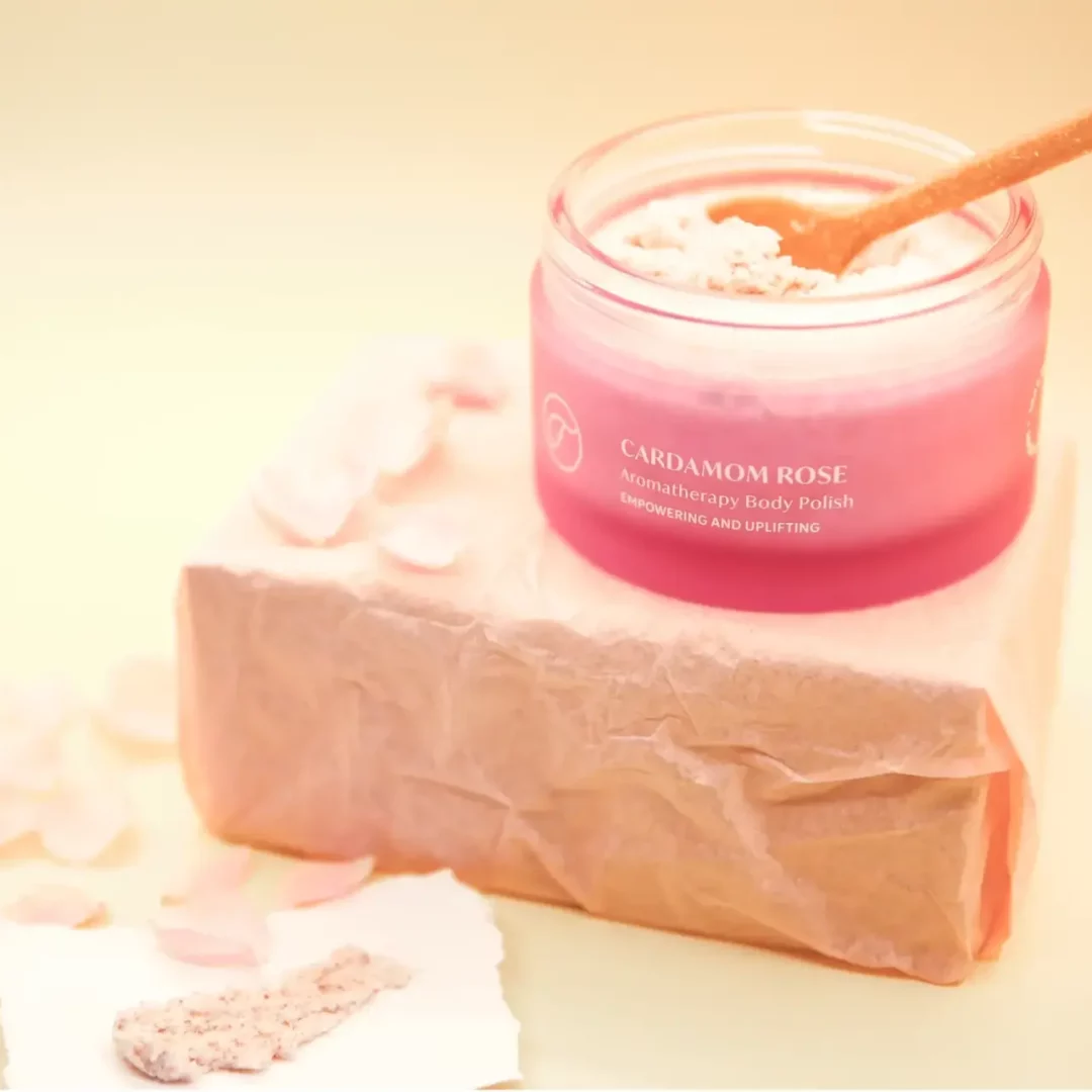 Gommage corporel à la rose et à la cardamome