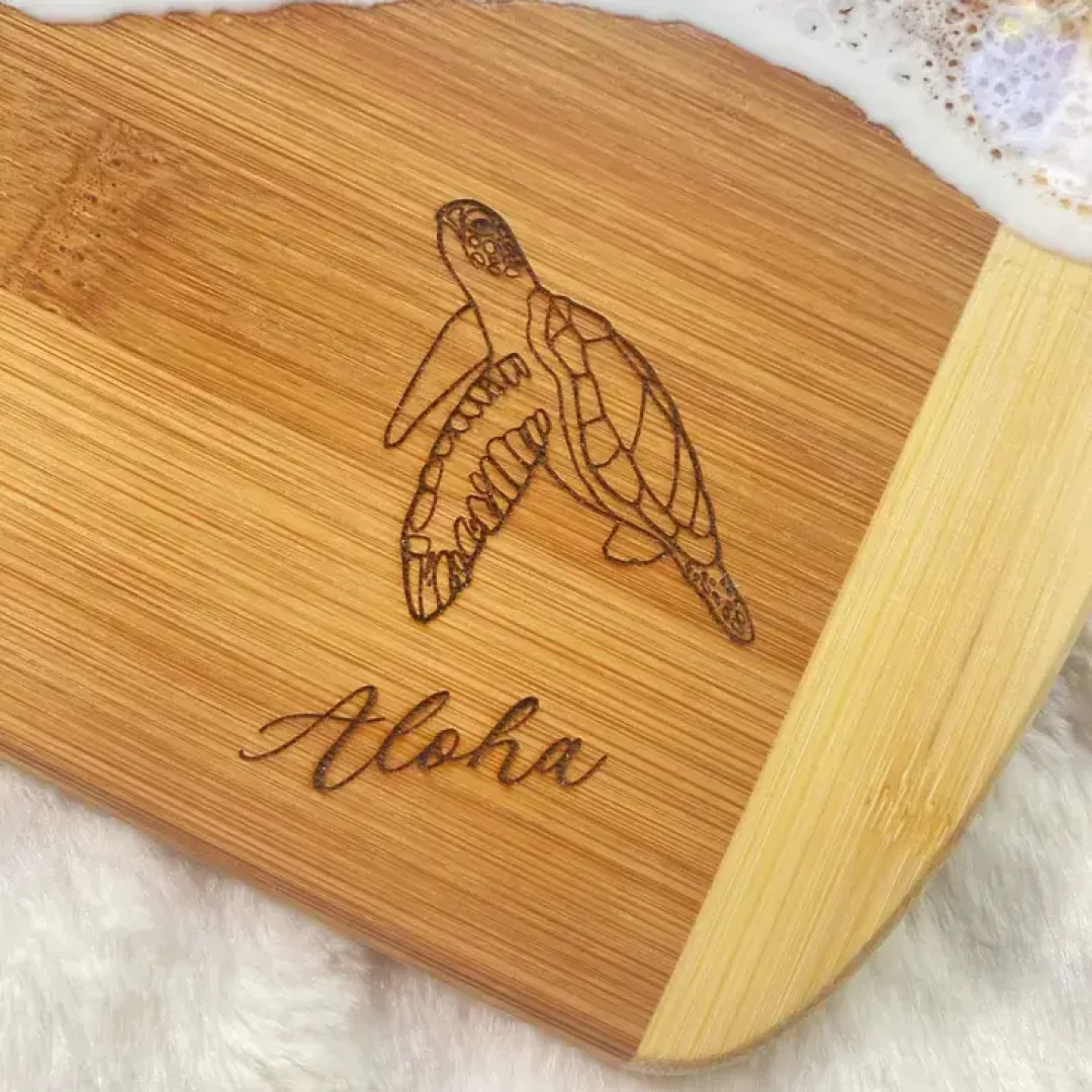 Planche en bois en résine art, minutieusement fabriquée à la main à Hawaï
