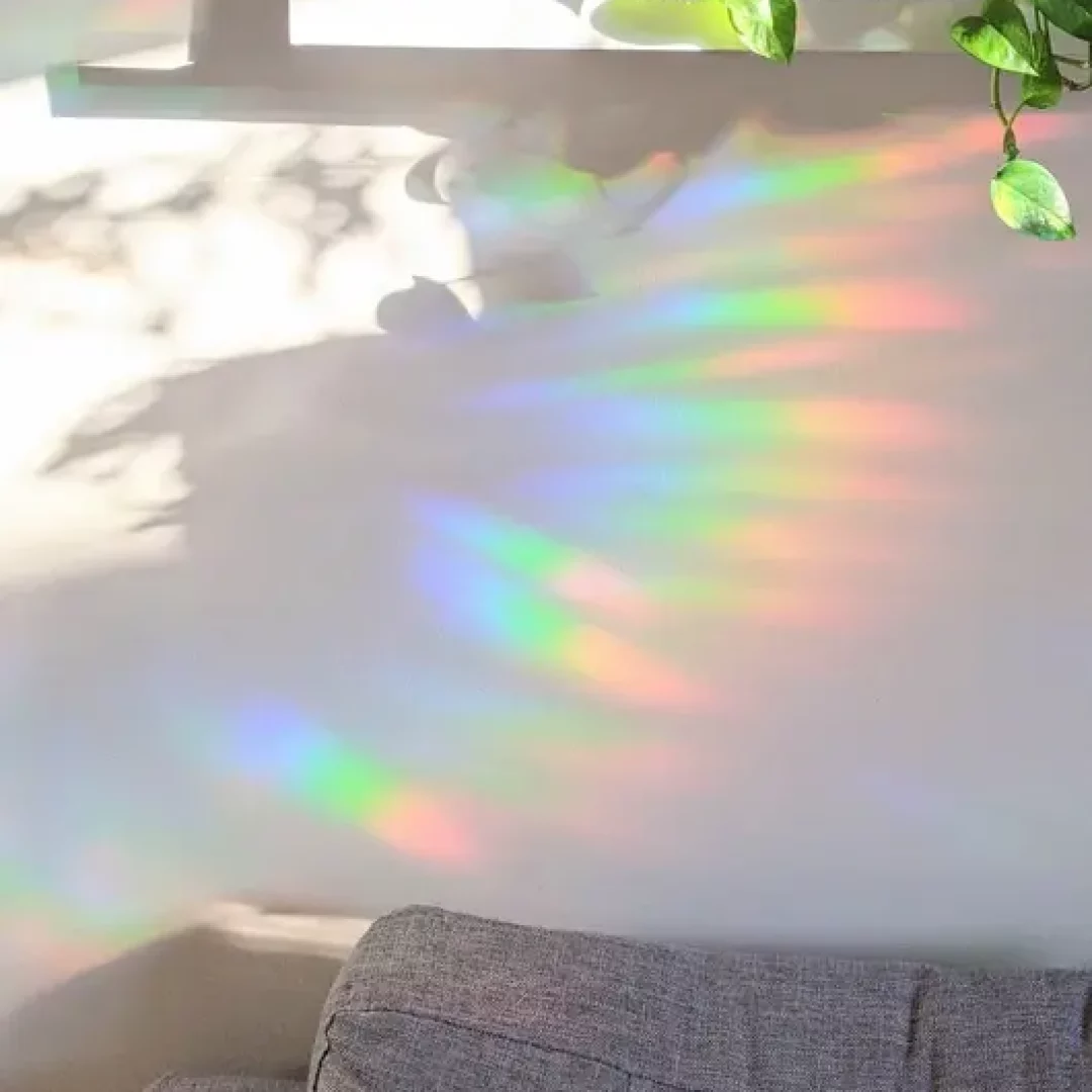 Arc en ciel crée grâce à un attrape soleil