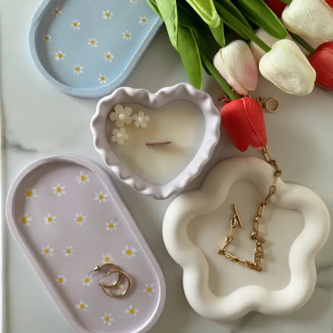 Bougie printemps avec des fleurs violette