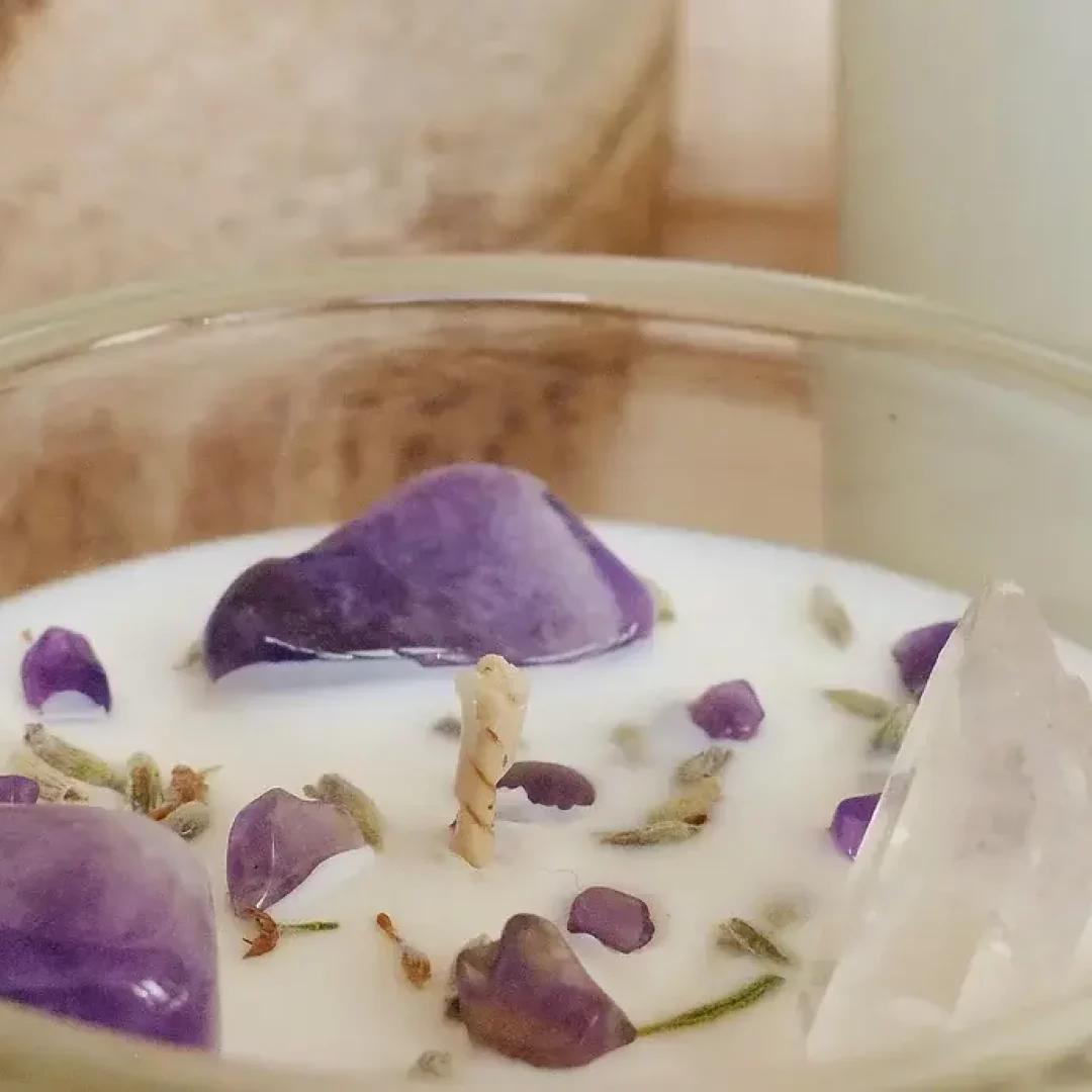 bougie parfumé avec des pierres en améthyste