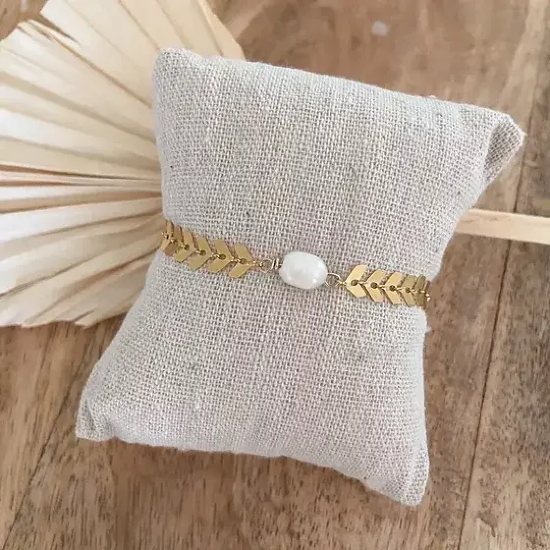 Découvrez notre superbe collection de bracelets en perle blanche faits à la main
