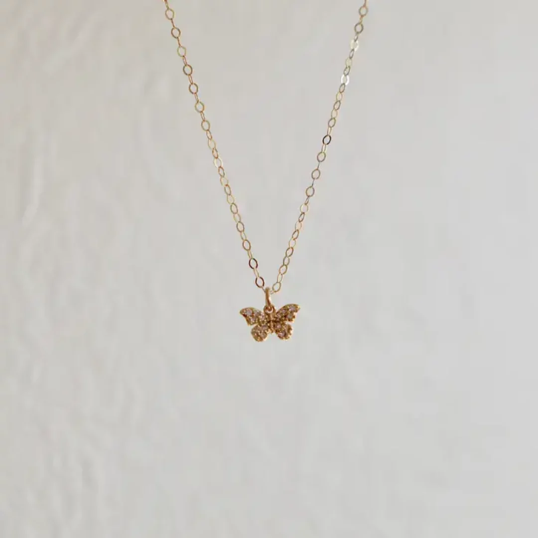 Joli collier dorée en forme de papillon