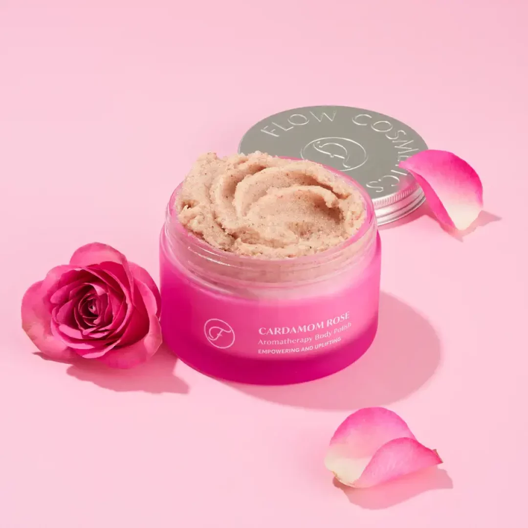 Gommage corporel à la rose et à la cardamome