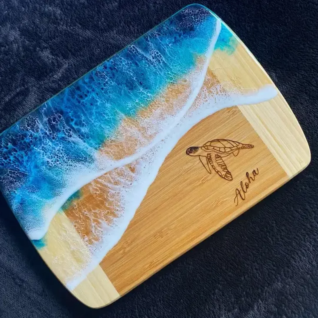 Planche en bois en résine art, minutieusement fabriquée à la main à Hawaï